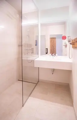 Ein Badezimmer in der Unterkunft COOEE alpin Hotel Dachstein