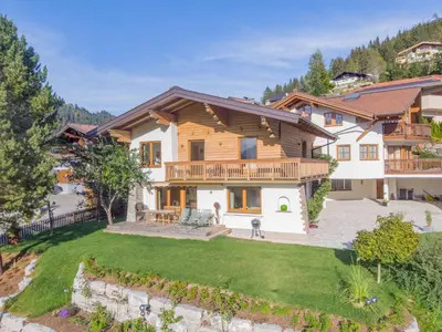 Ein allgemeiner Bergblick oder ein Berglick von des Ferienhauses aus