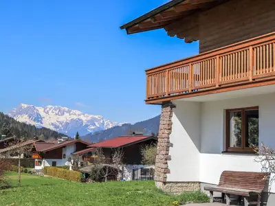Ein allgemeiner Bergblick oder ein Berglick von des Ferienhauses aus