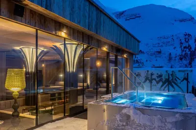 Ein allgemeiner Bergblick oder ein Berglick von des Hotels aus