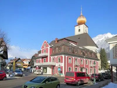 Das Gebäude in dem sich das Ferienhaus befindet