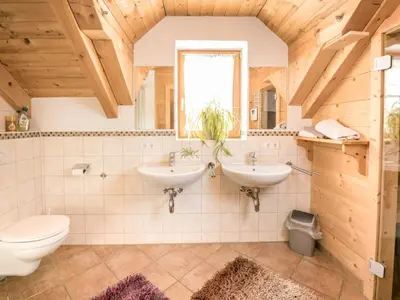 Ein Badezimmer in der Unterkunft Chalet Fredis Hütte by Interhome