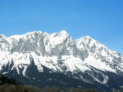 Ein allgemeiner Bergblick oder ein Berglick von des Ferienhauses aus