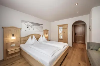 Ein Bett oder Betten in einem Zimmer der Unterkunft Austria Alpinhotel Ski IN Ski OUT an der Edelweissbahn