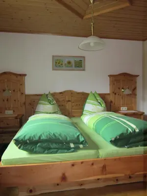 Ein Bett oder Betten in einem Zimmer der Unterkunft Kocherhof