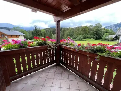 Ein allgemeiner Bergblick oder ein Berglick von des Ferienhauses aus