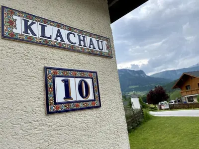 Ein allgemeiner Bergblick oder ein Berglick von des Ferienhauses aus