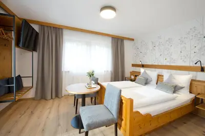Ein Bett oder Betten in einem Zimmer der Unterkunft Hotel Vierjahreszeiten
