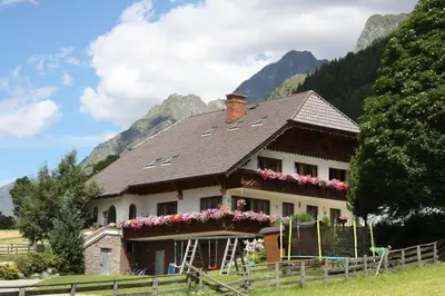Ein allgemeiner Bergblick oder ein Berglick von des Aparthotels aus