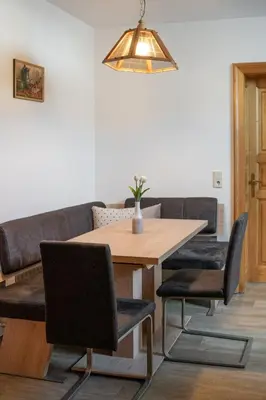 Ein Sitzbereich in der Unterkunft Landhotel - Apartments Bauer