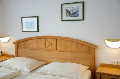 Ein Bett oder Betten in einem Zimmer der Unterkunft Landhotel Post Ebensee am Traunsee ***S