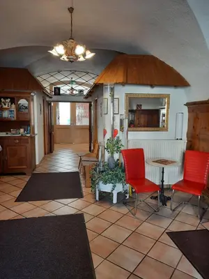 Ein Sitzbereich in der Unterkunft Gästehaus zur Post - Heritage Inn