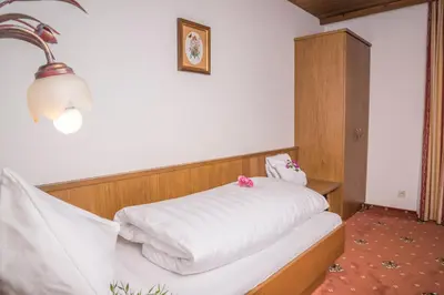 Ein Bett oder Betten in einem Zimmer der Unterkunft Hotel Sonne