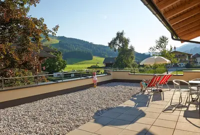 Ein allgemeiner Bergblick oder ein Berglick von des Aparthotels aus