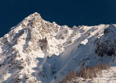 Ein allgemeiner Bergblick oder ein Berglick von des Bauernhofs aus
