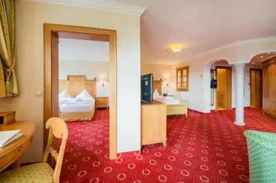 Ein Bett oder Betten in einem Zimmer der Unterkunft Hotel AlpenSchlössl