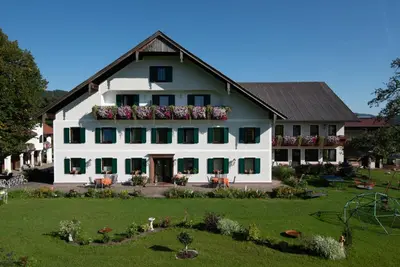 Ein Garten an der Unterkunft Pension Zenzlgut