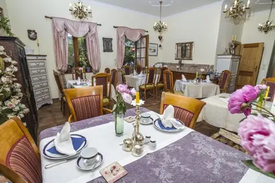 Ein Restaurant oder anderes Speiselokal in der Unterkunft Villa Anzengruber