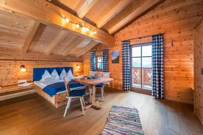 Ein Sitzbereich in der Unterkunft Alpine-Lodge