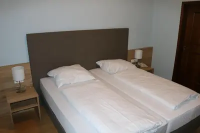 Ein Bett oder Betten in einem Zimmer der Unterkunft Gasthof Goldene Traube