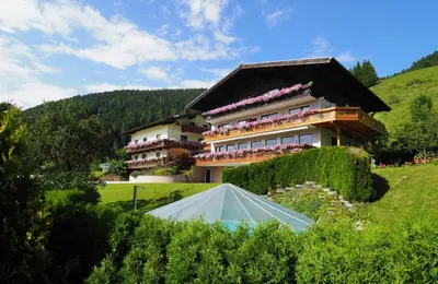Ein allgemeiner Bergblick oder ein Berglick von des Aparthotels aus