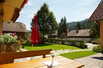 Ein allgemeiner Bergblick oder ein Berglick von der Pension aus