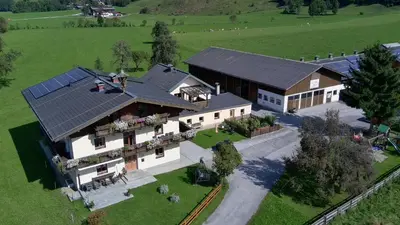 Das Gebäude in dem sich der Bauernhof befindet