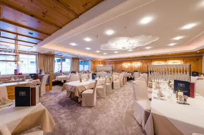 Ein Restaurant oder anderes Speiselokal in der Unterkunft Hotel Salzburger Hof Zauchensee