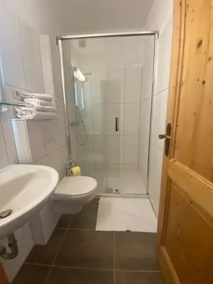 Ein Badezimmer in der Unterkunft Gästehaus Lemmerer