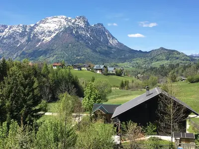 Ein allgemeiner Bergblick oder ein Berglick von des Ferienhauses aus