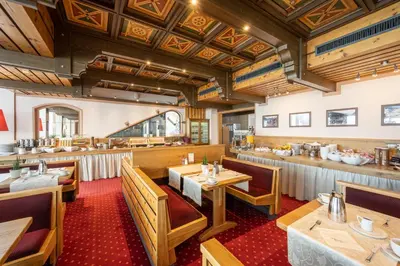 Ein Restaurant oder anderes Speiselokal in der Unterkunft Hotel Alpina