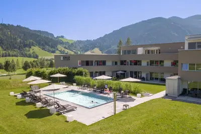 Ein allgemeiner Bergblick oder ein Berglick von des Aparthotels aus