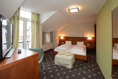 Ein Bett oder Betten in einem Zimmer der Unterkunft Keramikhotel Goldener Brunnen
