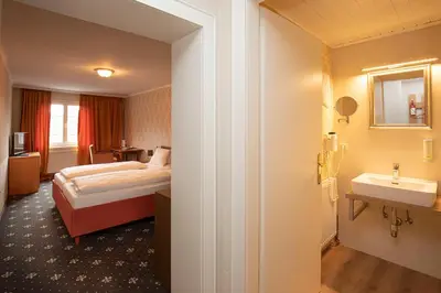 Ein Bett oder Betten in einem Zimmer der Unterkunft Keramikhotel Goldener Brunnen
