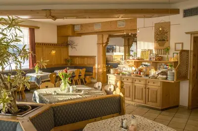 Ein Sitzbereich in der Unterkunft Hotel Pension Sonnenuhr