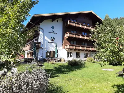 Ein Garten an der Unterkunft Hotel Aquamarin
