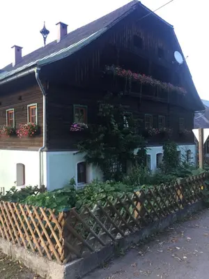 Das Gebäude in dem sich der Bauernhof befindet