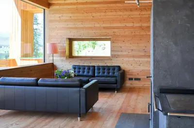 Ein Sitzbereich in der Unterkunft Smart Wood House