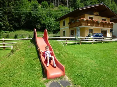 Ein Garten an der Unterkunft Vronis Landhaus Apartments