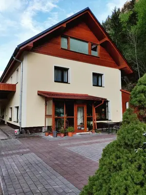 Das Gebäude in dem sich das Privatzimmer befindet