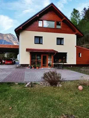 Ein allgemeiner Bergblick oder ein Berglick von des Privatzimmers aus