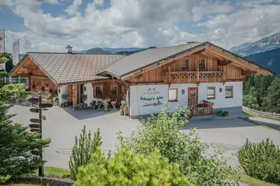 Ein allgemeiner Bergblick oder ein Berglick von des Hotels aus