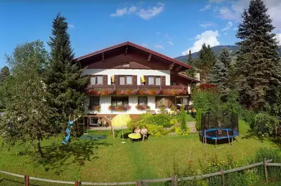 Ein Garten an der Unterkunft Pension Montana