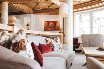 Ein Sitzbereich in der Unterkunft Superior Hotel Schneider Ski-in & Ski-out