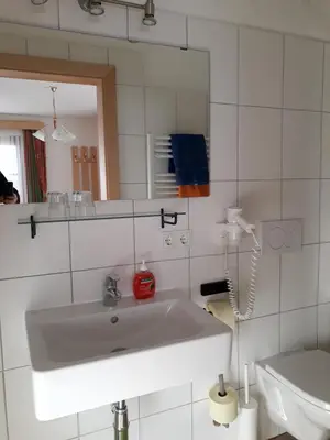 Ein Badezimmer in der Unterkunft Privatzimmervermietung Wiederkehr
