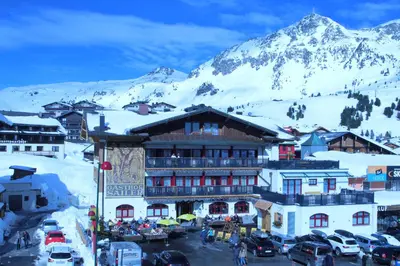 Ein allgemeiner Bergblick oder ein Berglick von des Hotels aus