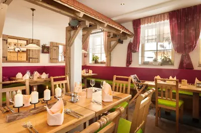 Ein Restaurant oder anderes Speiselokal in der Unterkunft Der Sailer Hotel & Restaurant