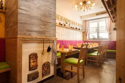 Ein Sitzbereich in der Unterkunft Der Sailer Hotel & Restaurant