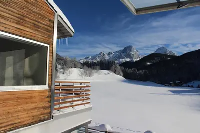 Ein allgemeiner Bergblick oder ein Berglick von des Ferienhauses aus