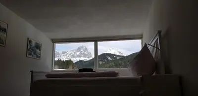Ein allgemeiner Bergblick oder ein Berglick von des Ferienhauses aus